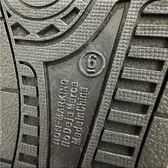 HELLO KITTY SANRIO SNEAKERS SIZE 6 NEW WITH TAG - Picture 7 of 11